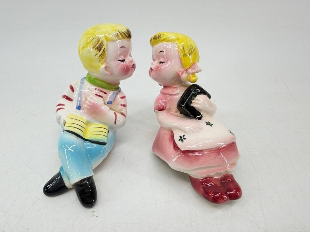 Unbranded Ceramic Kissing Couple Salt Pepper Shakers Figurines